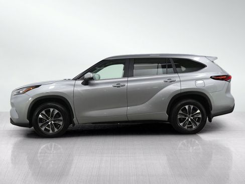 Used 2025 Toyota Highlander XLE AWD/4WD image 2