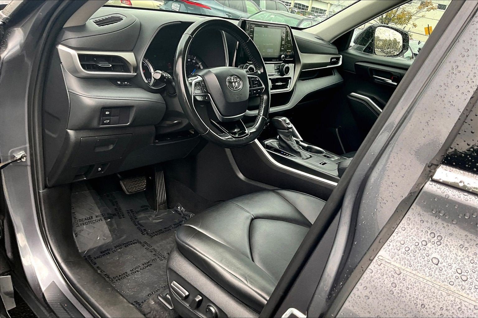 Used 2021 Toyota Highlander XLE AWD/4WD image 13