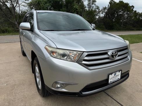 Used 2013 Toyota Highlander Plus FWD image 2