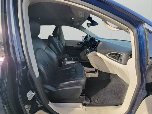 Used 2018 Chrysler Pacifica Touring-L image 38
