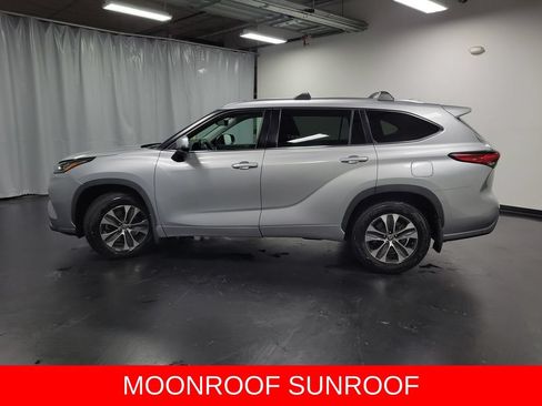 Used 2020 Toyota Highlander XLE AWD/4WD image 5