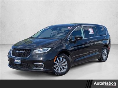 Used 2024 Chrysler Pacifica Select