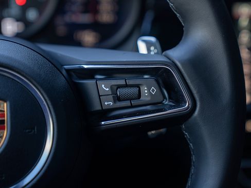 Certified 2025 Porsche Macan image 8