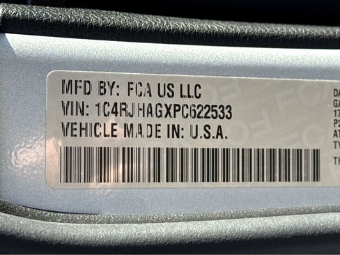 Used 2023 Jeep Grand Cherokee Laredo image 25