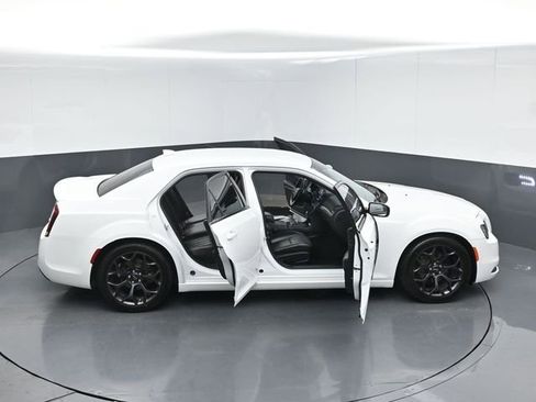 Used 2017 Chrysler 300 S image 60