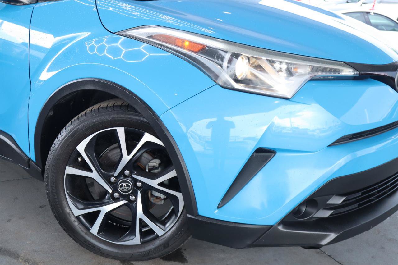 Used 2019 Toyota C-HR XLE FWD image 4