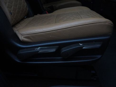 Used 2022 Cadillac Escalade Premium Luxury image 38