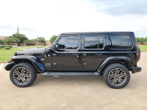 Used 2023 Jeep Wrangler Unlimited Sahara AWD/4WD image 3