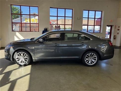 Used 2018 Ford Taurus Limited image 4