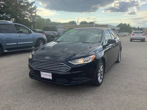 Used 2017 Ford Fusion SE w/ Fusion SE Technology Package FWD image 4