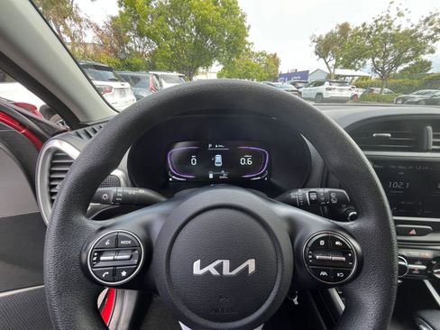 Used 2025 Kia Soul LX w/ LX Technology Package FWD image 25