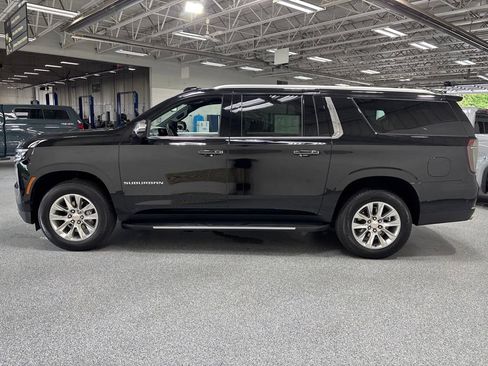 Used 2025 Chevrolet Suburban Premier AWD/4WD image 4