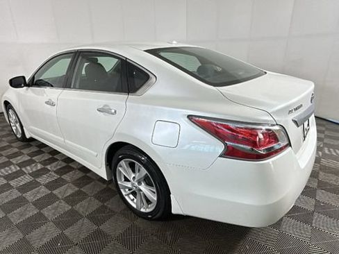 Used 2015 Nissan Altima 2.5 SV w/ Convenience Package FWD image 4