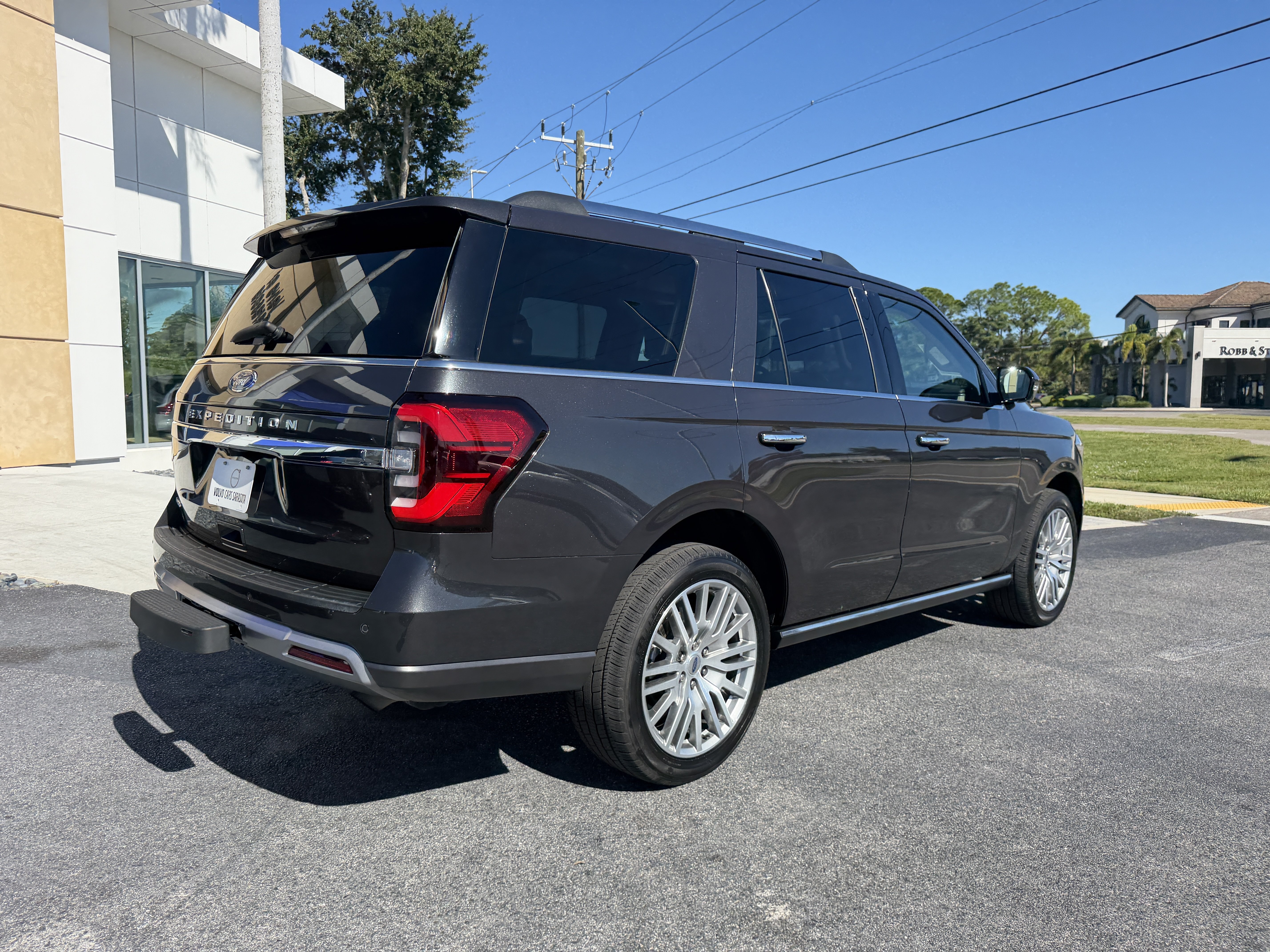 Used 2023 Ford Expedition Limited AWD/4WD image 3