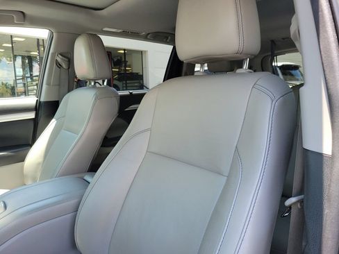 Used 2019 Toyota Highlander XLE AWD/4WD image 17