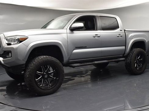 Used 2022 Toyota Tacoma SR5 w/ Technology Package image 4