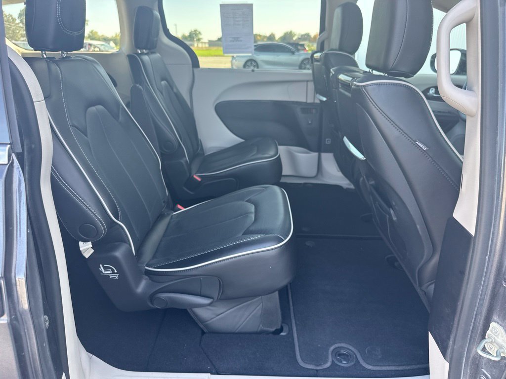 Used 2023 Chrysler Pacifica Limited w/ Uconnect Theater Family Group FWD image 29