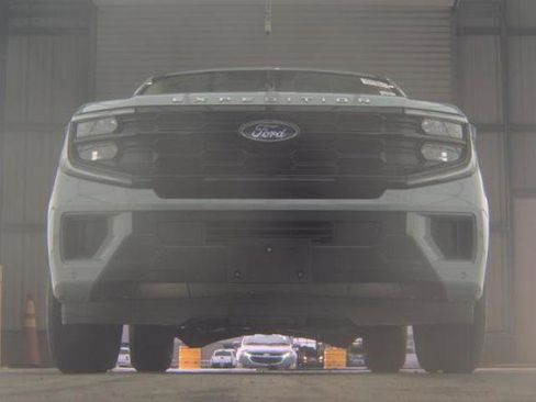 Used 2025 Ford Expedition Active image 3