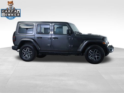 Used 2025 Jeep Wrangler Sahara image 13