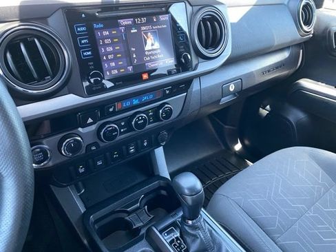 Used 2017 Toyota Tacoma TRD Off-Road AWD/4WD image 17