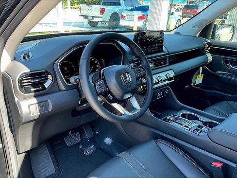 New 2025 Honda Pilot Touring image 8