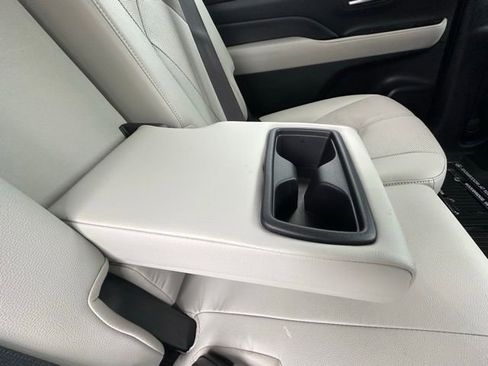 Used 2024 Toyota Grand Highlander AWD image 30