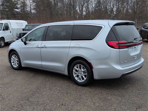 Certified 2024 Chrysler Pacifica Touring-L image 3