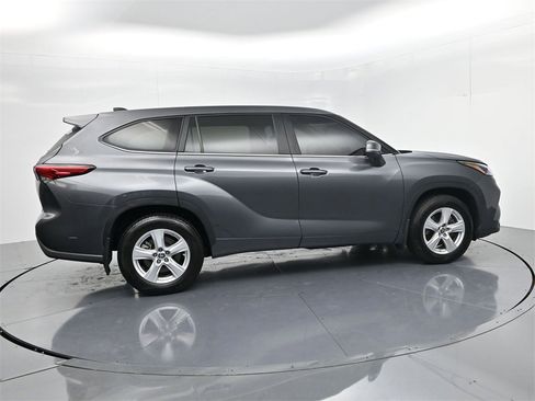 Used 2023 Toyota Highlander L image 8