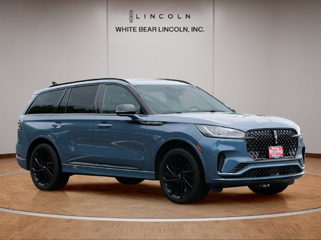 Used 2026 Lincoln Aviator Reserve AWD/4WD image 3