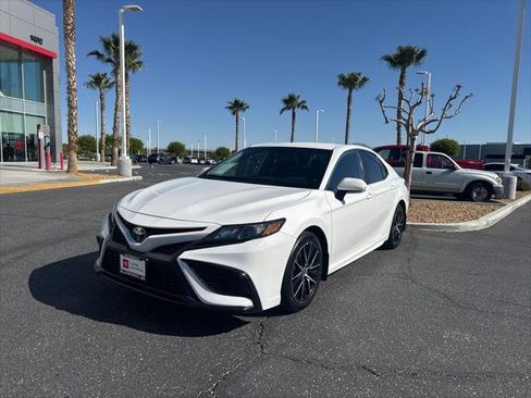 Certified 2022 Toyota Camry SE w/ Convenience Package image 2