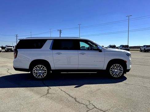 Used 2023 Chevrolet Suburban Premier w/ Advanced Technology Package image 5
