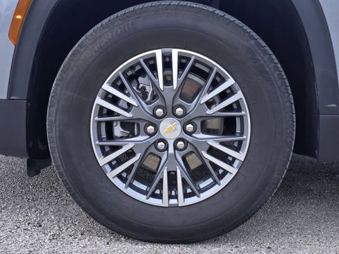 Used 2025 Chevrolet Traverse LT FWD image 11