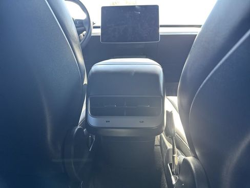 Used 2024 Tesla Model Y 2WD image 22