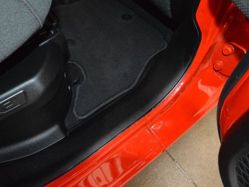 Used 2025 Jeep Wrangler Unlimited Sahara w/ Safety Group image 13