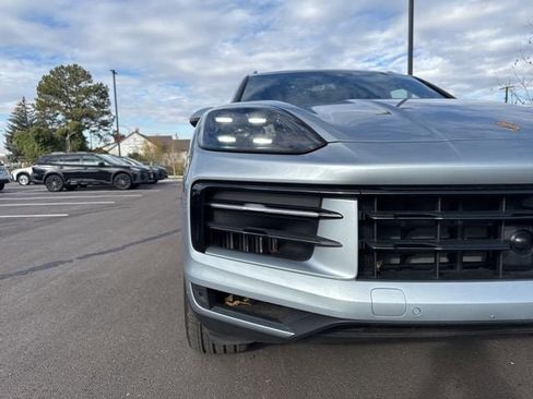 Used 2024 Porsche Cayenne w/ Premium Package image 9