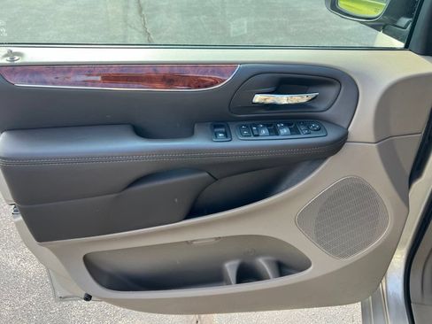 Used 2013 Chrysler Town & Country Touring-L w/ Driver Convenience Group FWD image 6