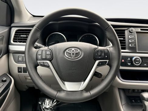 Used 2017 Toyota Highlander Plus AWD/4WD image 12
