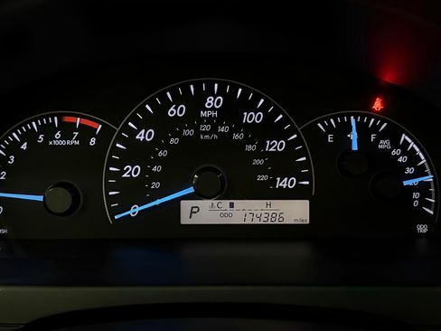 Used 2014 Toyota Camry L image 16