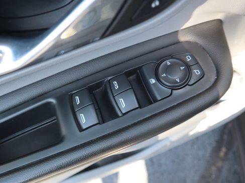 Used 2024 GMC Terrain SLT image 15