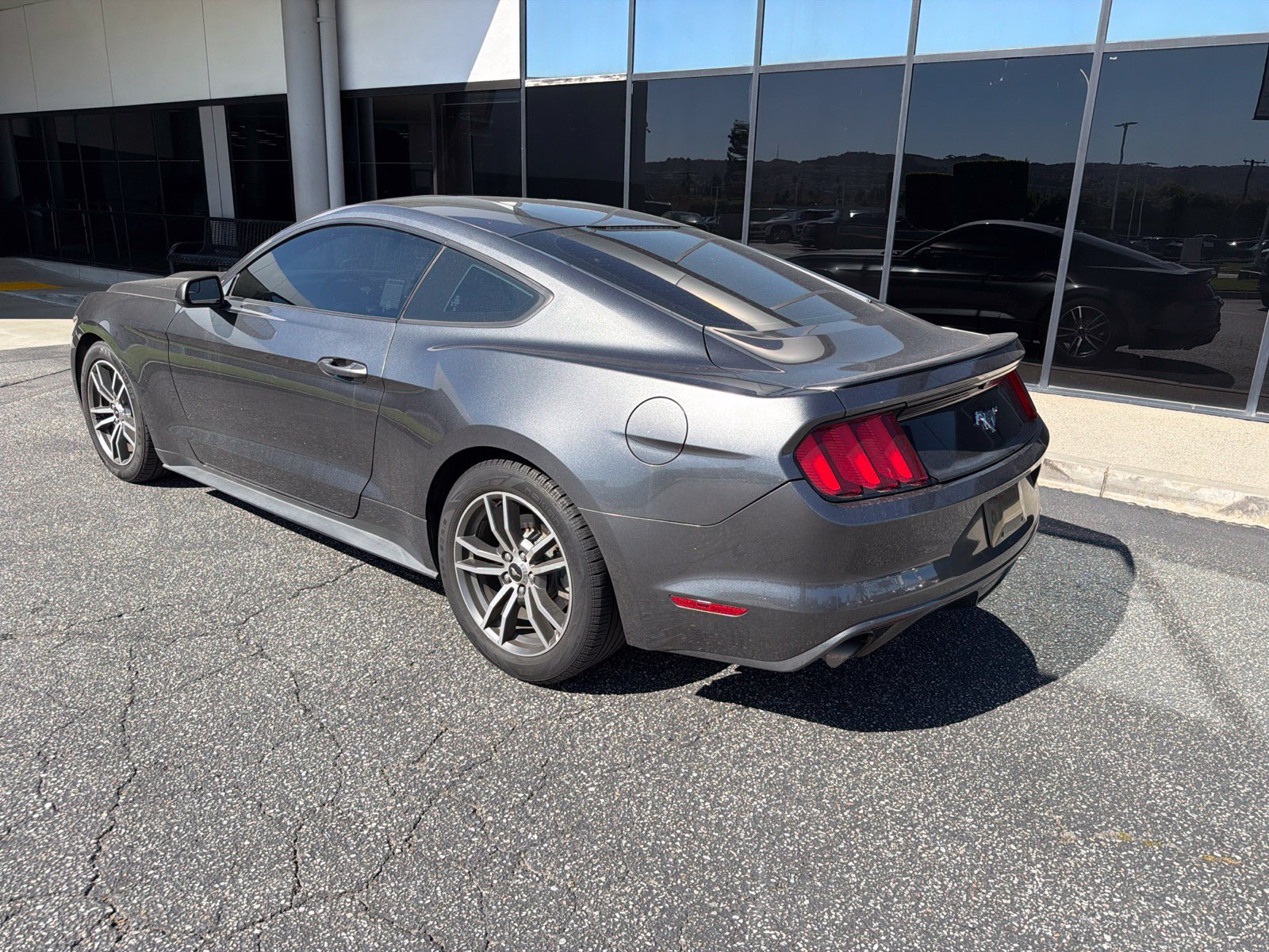 Used 2016 Ford Mustang Coupe RWD image 3