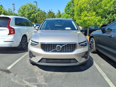 Used 2024 Volvo XC40 B5 Plus w/ Protection Package Premier AWD/4WD image 3