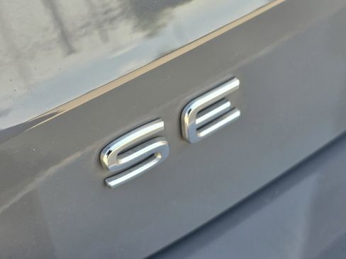 Used 2023 Volkswagen Taos SE w/ Panoramic Sunroof Package image 7