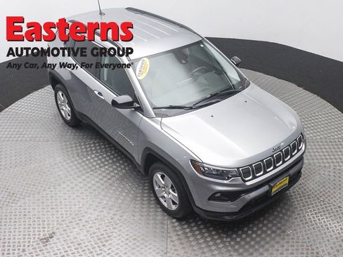 Used 2022 Jeep Compass Latitude w/ Convenience Group AWD/4WD image 3