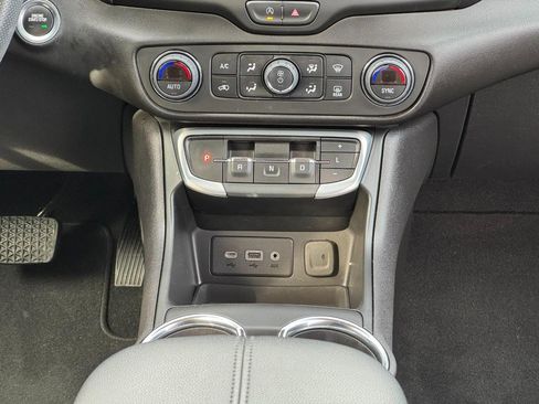 Used 2024 GMC Terrain SLE w/ Driver Convenience Package image 17