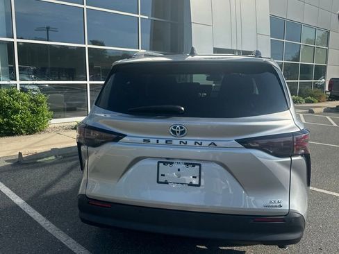 Used 2023 Toyota Sienna XLE FWD image 5