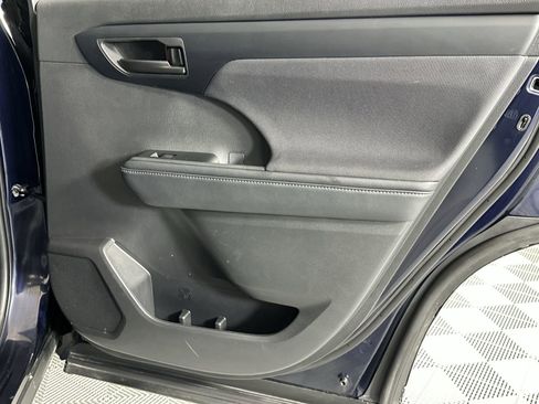 Used 2025 Toyota Highlander LE FWD image 29