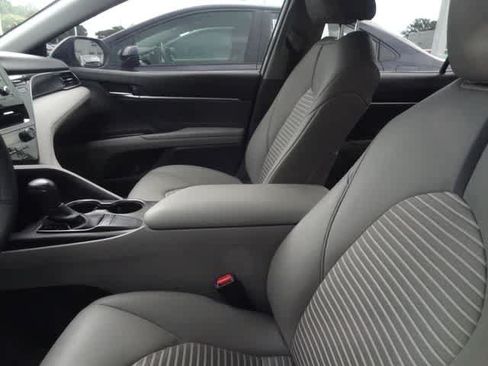 Used 2023 Toyota Camry SE FWD image 7