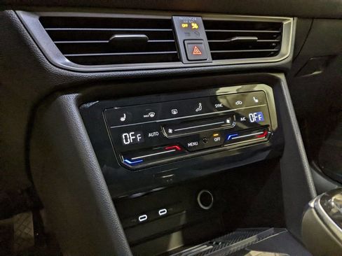New 2026 Volkswagen Taos SE FWD image 18