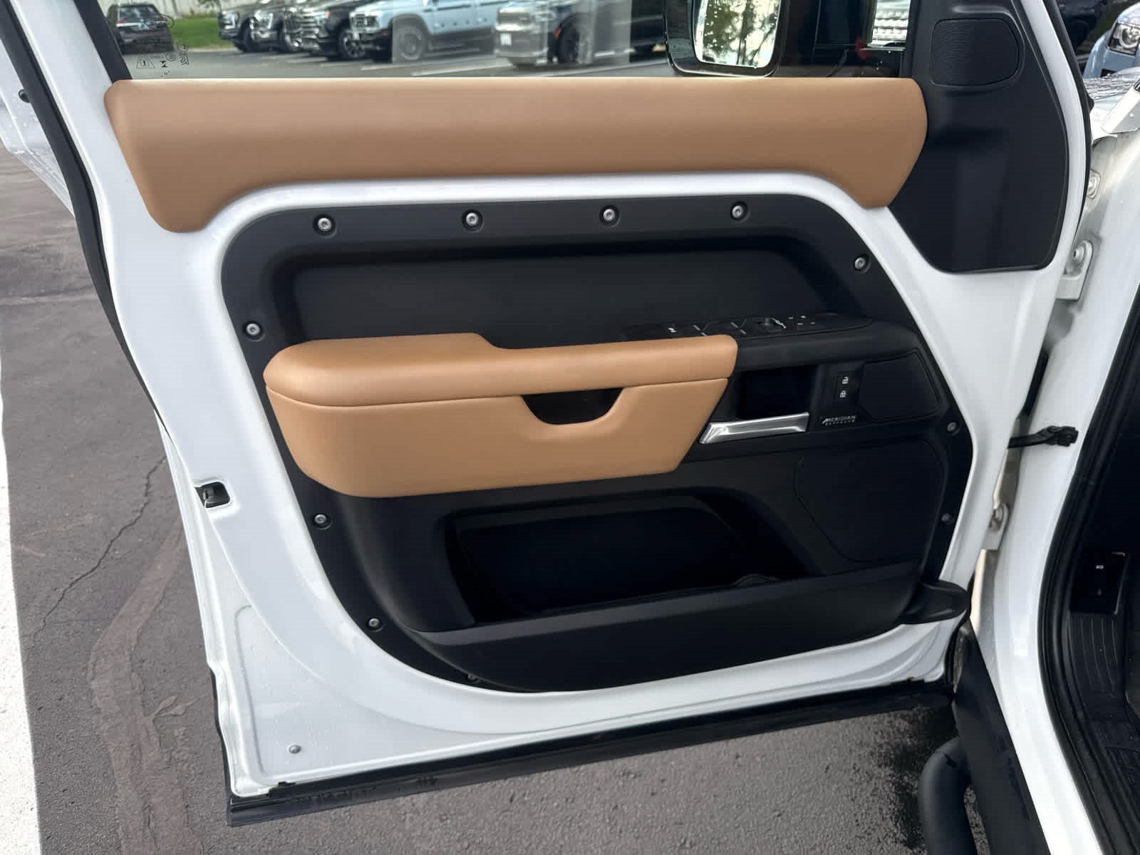 Certified 2025 Land Rover Defender 110 X-Dynamic SE AWD/4WD image 17