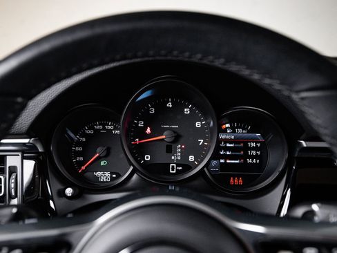 Certified 2021 Porsche Macan AWD/4WD image 15